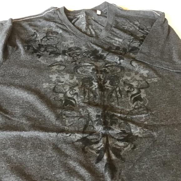 Guess men T-shirt gray & black print with V neck size M, short sleeve - Picture 3 of 8